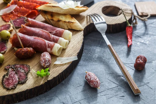 Tipik İspanyol tapas kavramı. dahil çeşitli dilimleri jamon, chorizo, salam, zeytin, kase biber. Boşaltmak.