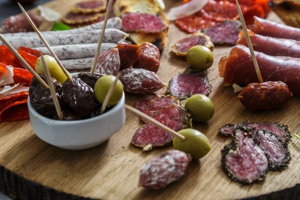 Tipico concetto spagnolo di tapas. includere varietà fette di marmellata, chorizo, salame, ciotole con olive, peperoni. Copyspace . — Foto Stock