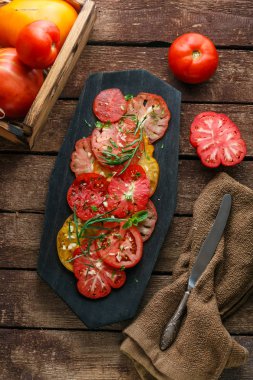 Domates bir tabağa dilimlenmiş. Üstten görünüm