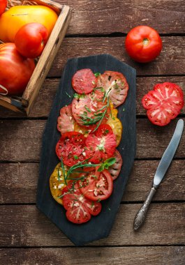 Domates bir tabağa dilimlenmiş. Üstten görünüm