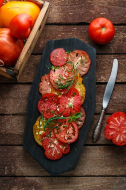 Domates bir tabağa dilimlenmiş. Üstten görünüm