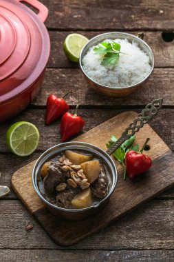 Massaman sığır eti köri hizmet içinde bakır pan, ahşap arka plan