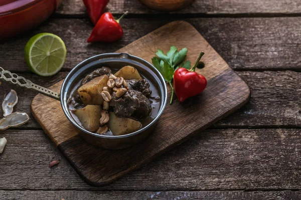 Thai massaman curry with beef and peanuts on the table — Stock Photo, Image