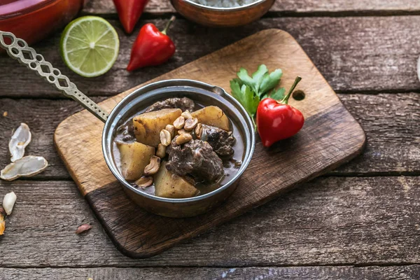 Massaman curry: beef, potato, peanuts and coconut. — Stock Photo, Image