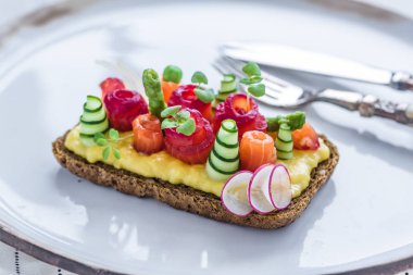 Danimarkalı smorrebrod gravlax ve omlet siyah ekmek üzerinde