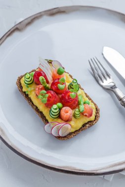 Danimarkalı smorrebrod gravlax ve omlet siyah ekmek üzerinde