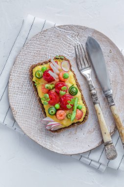 Sandviç somon ve omlet yeşil bezelye ve salatalık ile