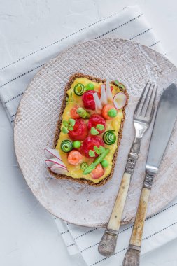 Sandviç somon ve omlet yeşil bezelye ve salatalık ile