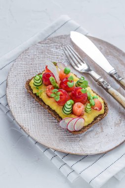 Güzel smorrebrod gravlax ve yumurta ile görünümü Kapat