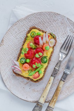 Çavdar sandviç somon ve kapış yumurta, yeşil bezelye ve salatalık ile.