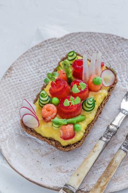 Çavdar sandviç somon ve kapış yumurta, yeşil bezelye ve salatalık ile.