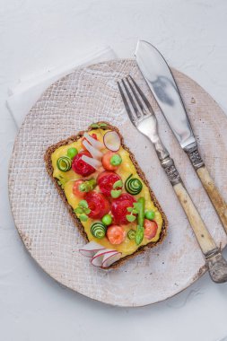 Danimarka sandviç somon ve karıştırmak ile yumurta