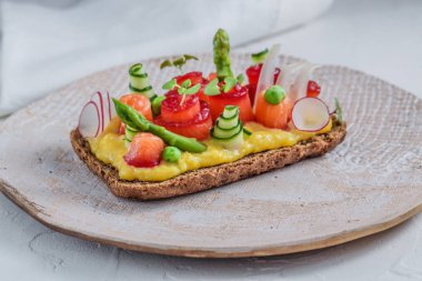 Danimarka sandviç somon ve karıştırmak ile yumurta