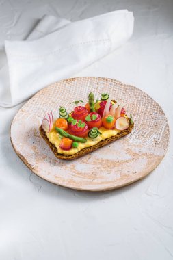Smorrebrod, geleneksel Danimarkalı sanwiches, karanlık çavdar ekmeği somon, krem peynir ve Kapari ile açın. Üstten Görünüm