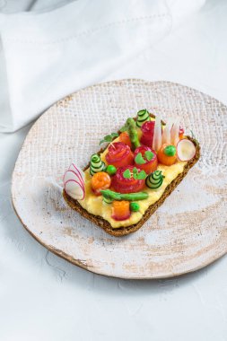 Smorrebrod, geleneksel Danimarkalı sanwiches, karanlık çavdar ekmeği somon, krem peynir ve Kapari ile açın. Üstten Görünüm