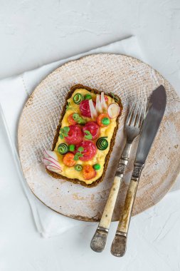 Somon ve kapış sandviç çavdar ekmeği, smorrebrod üzerinde yumurta