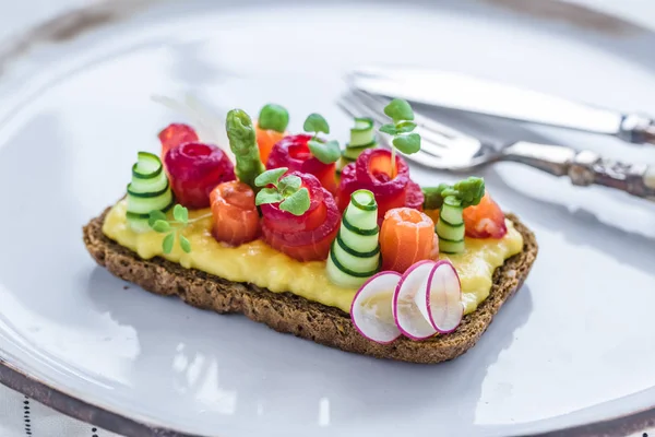 Danimarkalı smorrebrod gravlax ve omlet siyah ekmek üzerinde