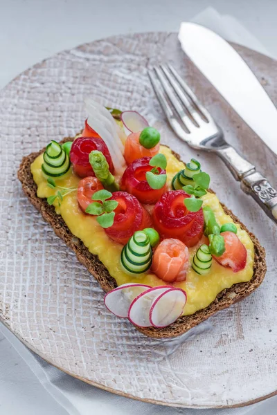 Çavdar sandviç somon ve kapış yumurta, yeşil bezelye ve salatalık ile.