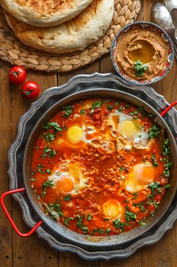 Lezzetli Breakfast Shakshuka demir Pan içinde Kızarmış yumurta ile domates, sağlıklı gıda.