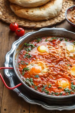 Büyük shakshuka demir tavada, görünümü Kapat.