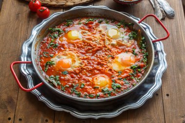 Büyük shakshuka demir tavada, görünümü Kapat.