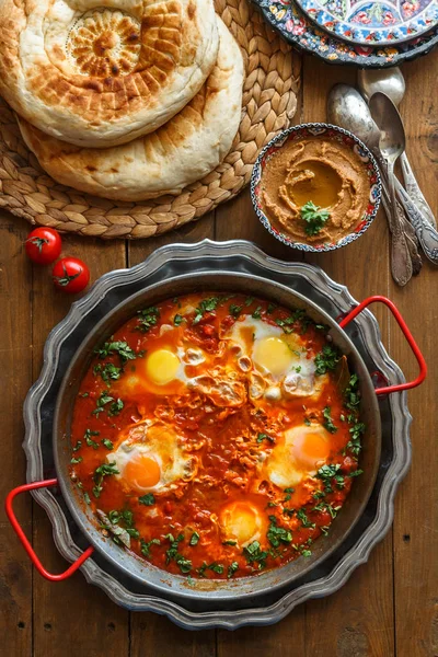 Lezzetli Breakfast Shakshuka demir Pan içinde Kızarmış yumurta ile domates, sağlıklı gıda.