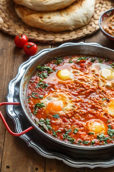 Büyük shakshuka demir tavada, görünümü Kapat.