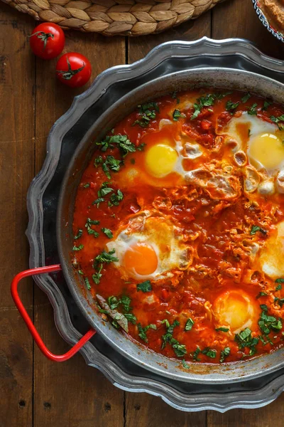 Baharatlı shakshuka bir tavada parskey, ekmek ve humus, görünümü Kapat — Stok fotoğraf