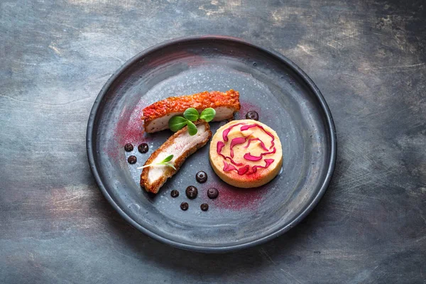 Piel crujiente Vientre de cerdo, con salsa de ciruela, puré de membrillo y col en escabeche, plato de restaurante . — Foto de Stock