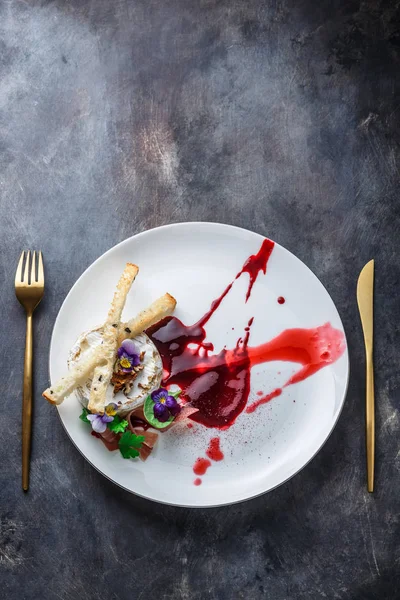 Reçel ve ceviz beyaz tabak, restoran yemek, kopya alanı ile ızgara camambert peyniri.