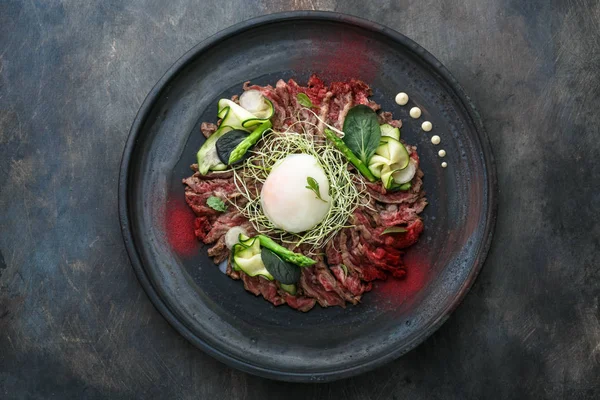 Βόειο κρέας Tataki με onsen αυγό, κολοκυθάκια και mayo, στέκι γεύμα, αντίγραφο χώρου. — Φωτογραφία Αρχείου