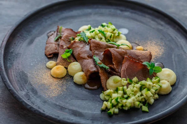 Filet feliat de carne de vită cu piure de țelină și dovlecei, spațiu de copiere . — Fotografie, imagine de stoc