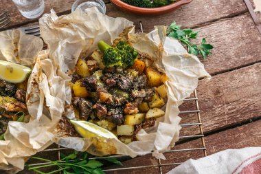 Geleneksel Yunan kleftiko, patates, zeytinyağı, soğan, havuç, sarımsak ve otlar, limon ve uzo eşliğinde bir fırında kuzu güveç.