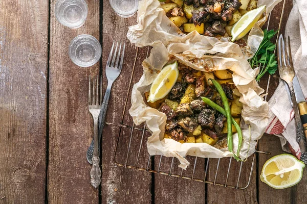 Geleneksel Yunan kleftiko, patates, zeytinyağı, soğan, havuç, sarımsak ve otlar, limon ve uzo eşliğinde bir fırında kuzu yahni. kopya alanı