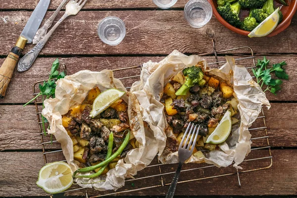 Geleneksel Yunan kleftiko, patates, zeytinyağı, soğan, havuç, sarımsak ve otlar, limon ve uzo eşliğinde bir fırında kuzu güveç.