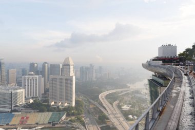 Singapore, 17 Mayıs 2018. Marina Bay Sands hotel sonsuzluk havuzu Singapur cityline görünümünden