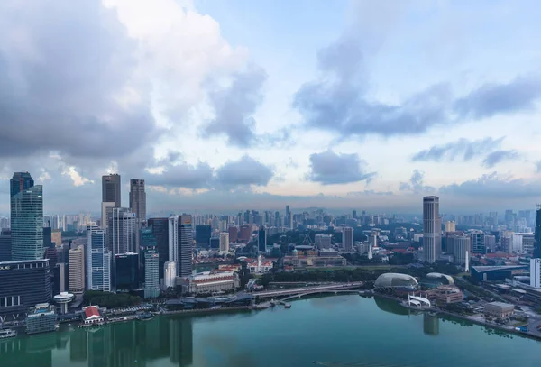 Singapore, 17 mei 2018. Singapore cityline uitzicht vanaf Marina Bay Sands hotel infinity zwembad — Stockfoto