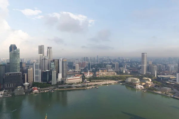 Singapore, 17 mei 2018. Singapore cityline uitzicht vanaf Marina Bay Sands hotel infinity zwembad — Stockfoto