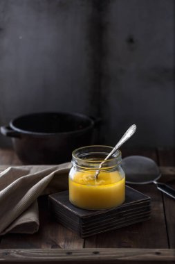 Ghee veya açıklık tereyağı, kopya alanı bir kavanoz