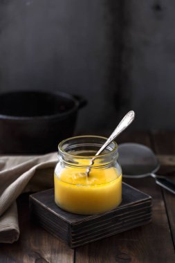Ghee veya açıklık tereyağı, kopya alanı bir kavanoz