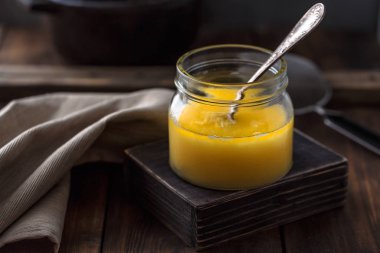 Ghee veya bir kavanoz içinde eritilmiş tereyağı.