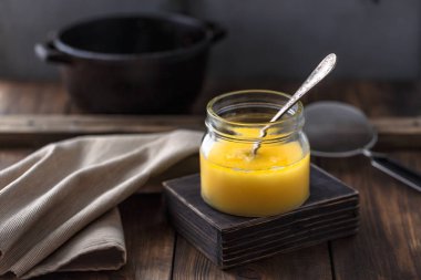 Ghee veya bir kavanoz içinde eritilmiş tereyağı.