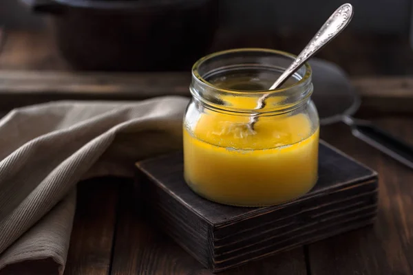 Ghee veya bir kavanoz içinde eritilmiş tereyağı.