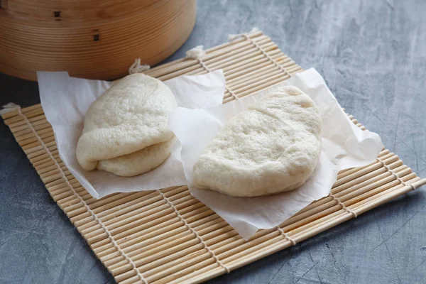 Gua bao, steamed buns in bamboo steamer, bao buns. — Stock Photo, Image