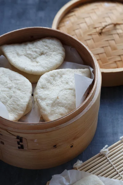 Gua bao, steamed buns in bamboo steamer, bao buns. — Stock Photo, Image