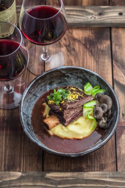 Yavaş yavaş Dana kısa kaburga patates, mantar ve et suyu ile komposto.