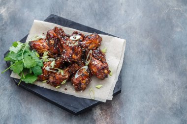 Susamlı, fırında tavuk kanadı. Fotokopi alanı olan yemek arka planı. Üst görünüm.