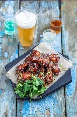 Buffalo tavuk kanadı bira, rustik arka plan, kopya alanı ile