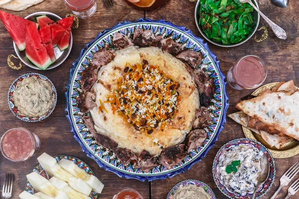 Pilaf iranien avec tahdig et agneau vue rapprochée — Photo