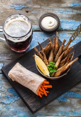 Bira Aperatif derin kızarmış küçük balıklar havuç sopa ile